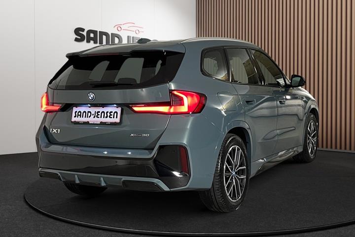 Grøn BMW iX1 fra 2023