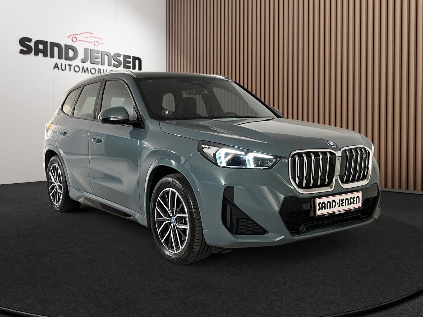Grøn BMW iX1 fra 2023
