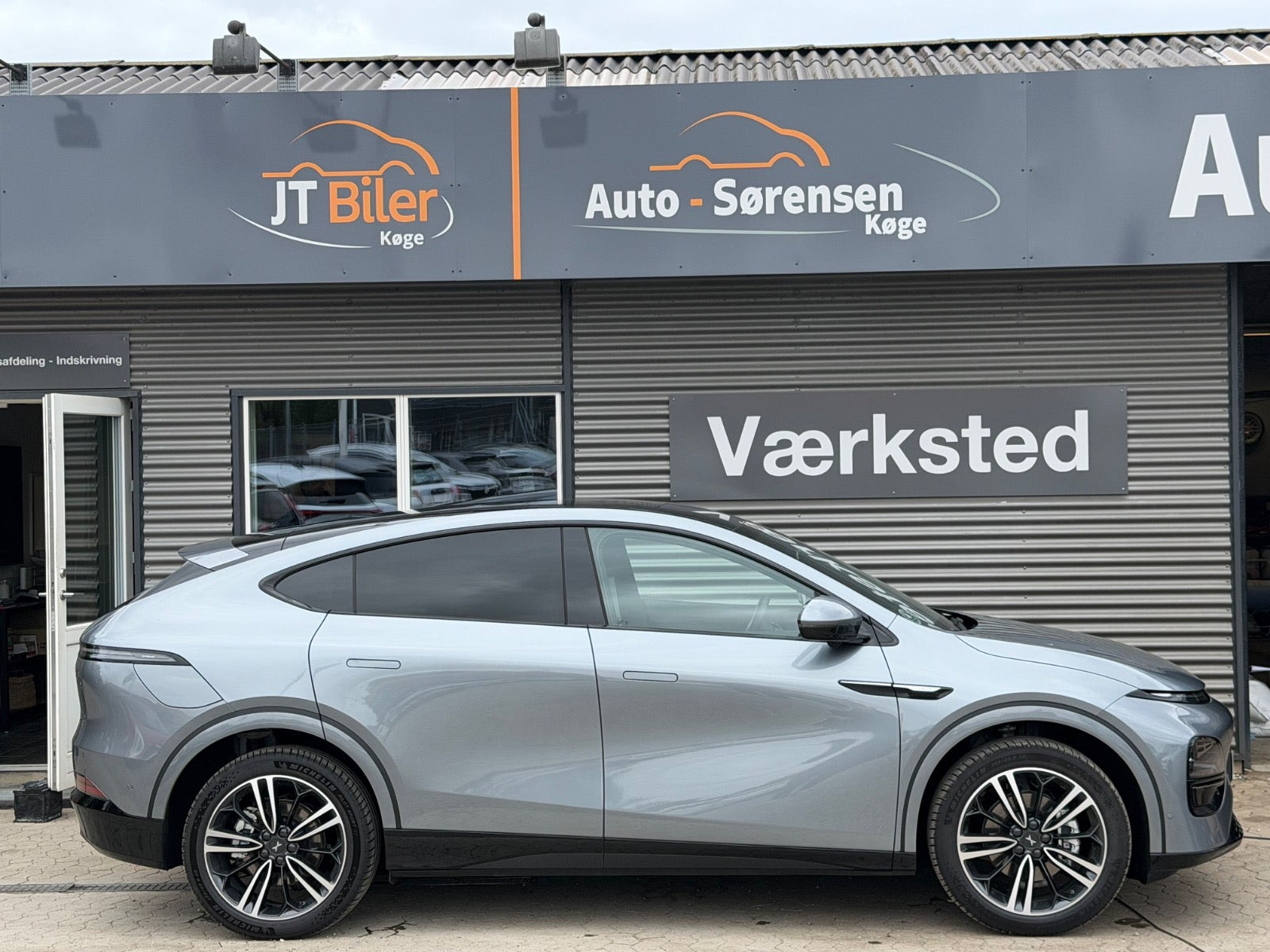 Grå Xpeng G6 fra 2024