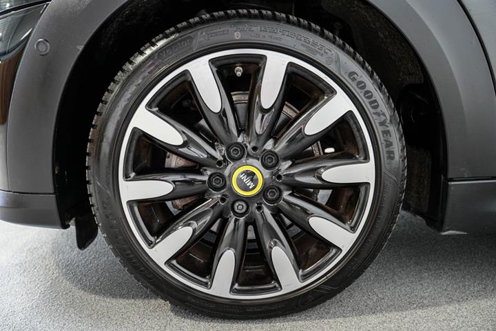 Sort Mini Cooper SE fra 2021