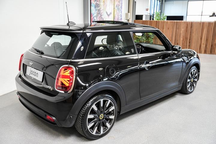 Sort Mini Cooper SE fra 2021