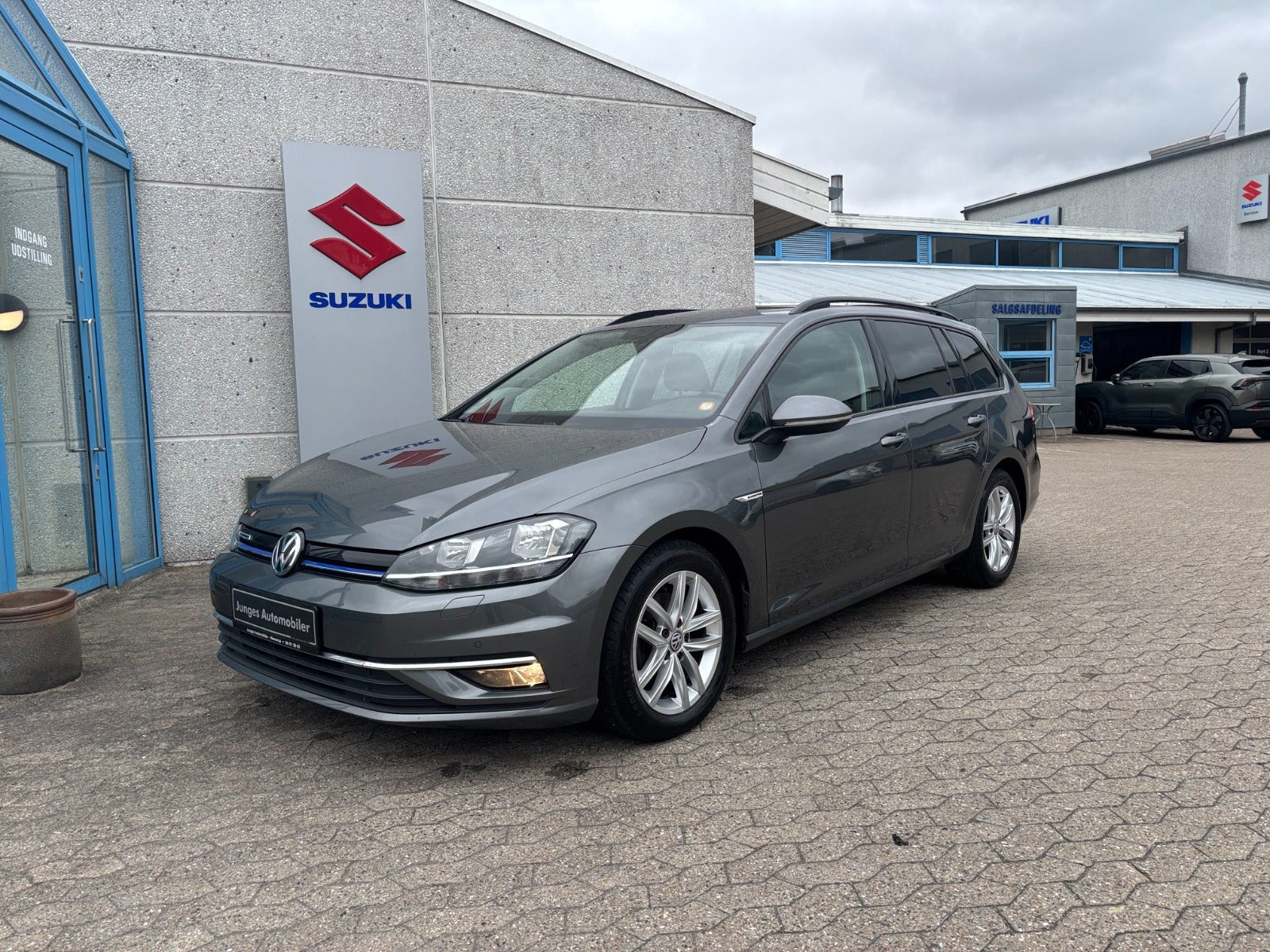 Grå VW Golf VII fra 2019