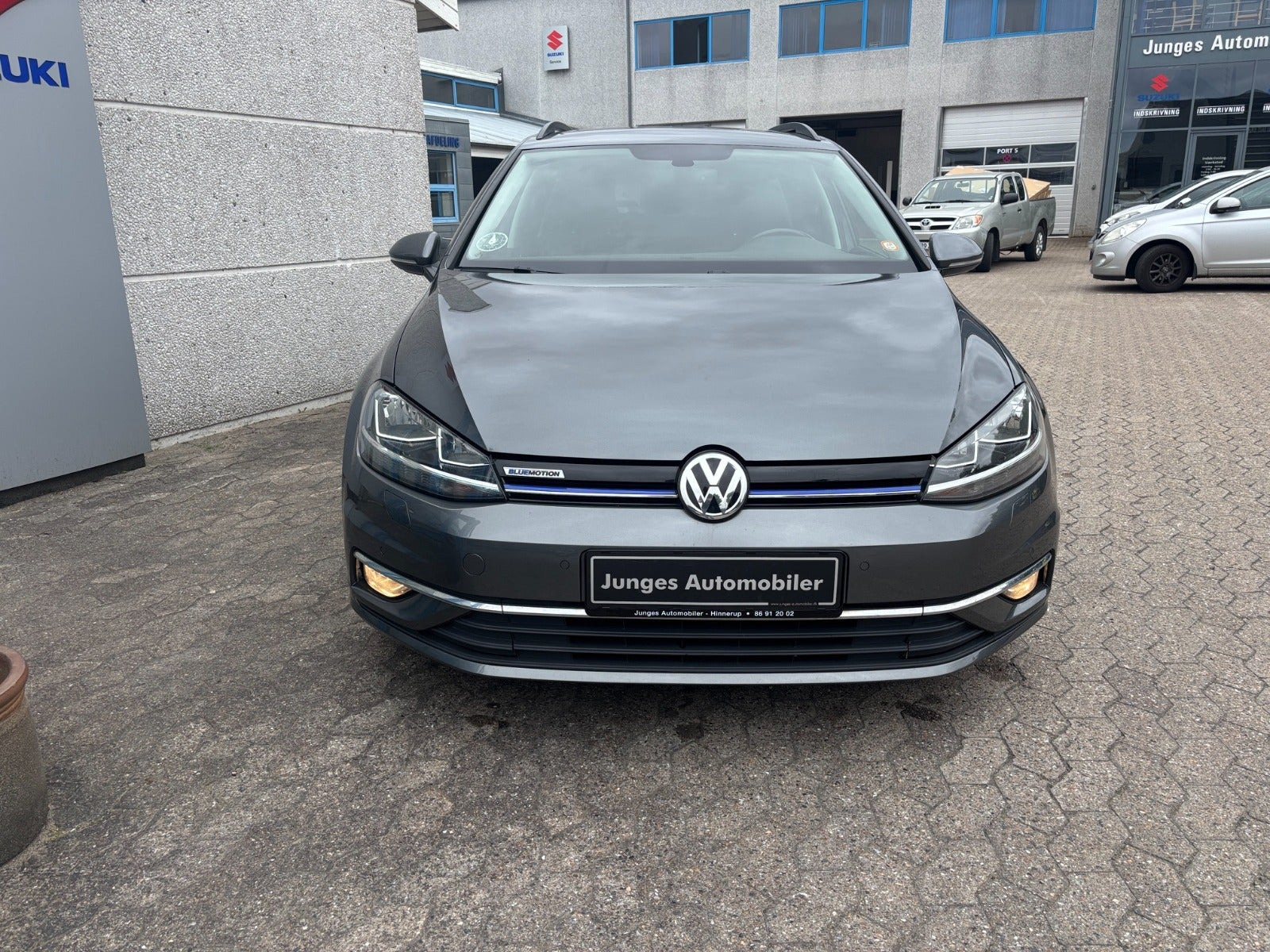 Grå VW Golf VII fra 2019