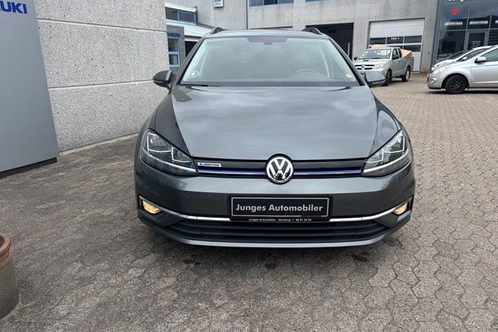 Grå VW Golf VII fra 2019