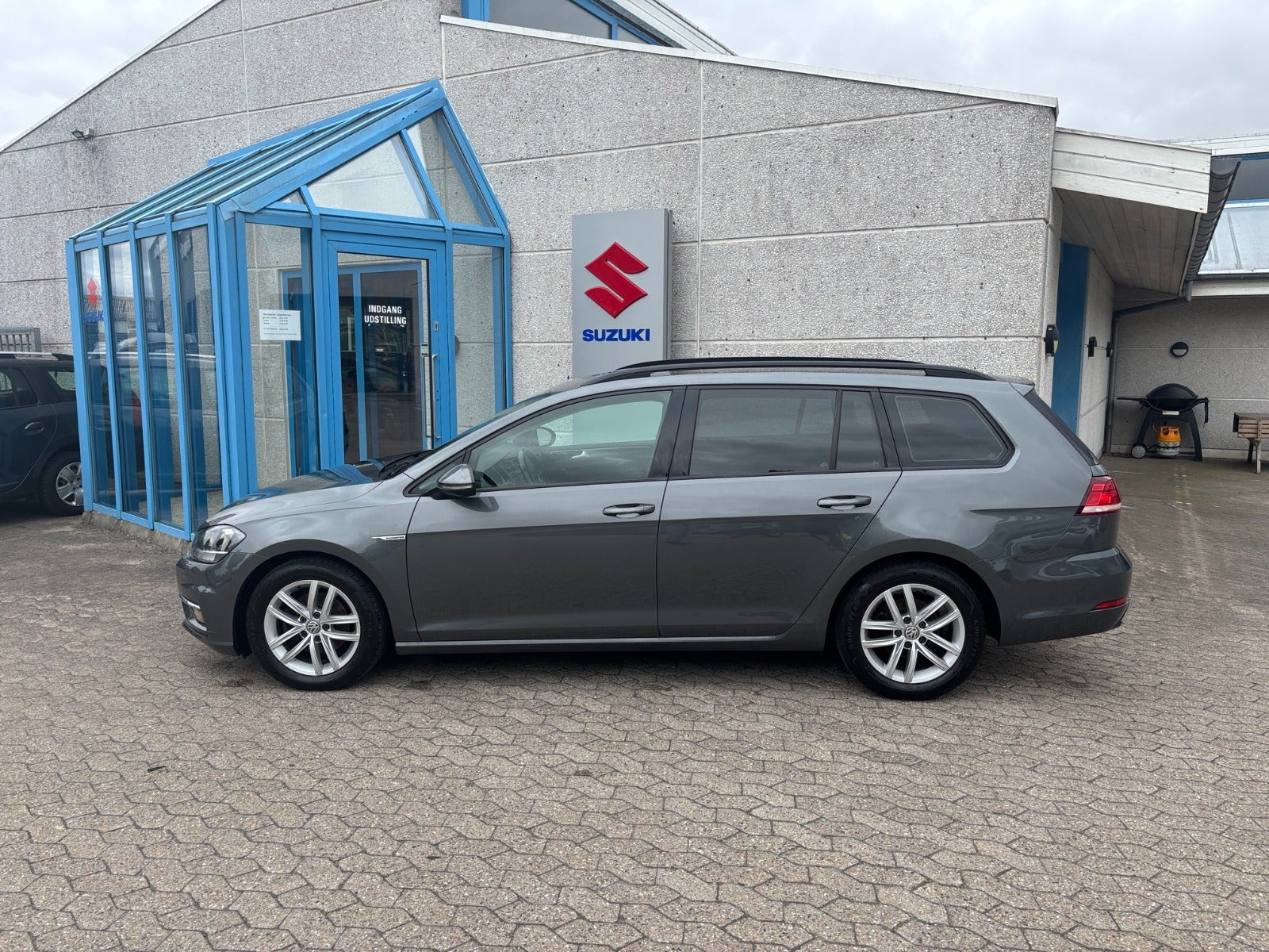 Grå VW Golf VII fra 2019