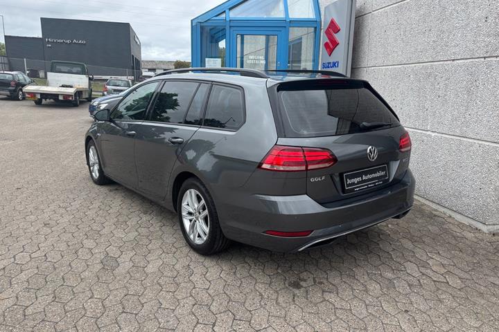 Grå VW Golf VII fra 2019