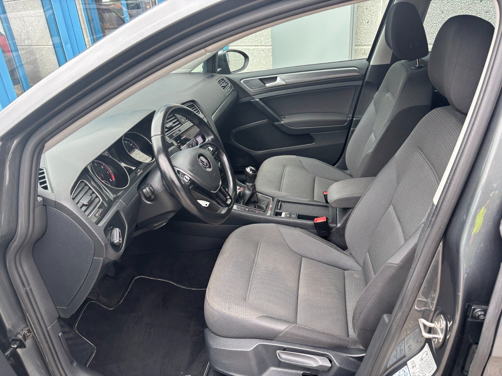 Grå VW Golf VII fra 2019