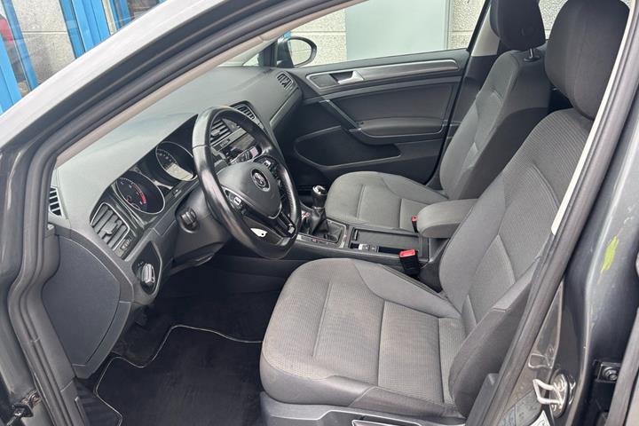Grå VW Golf VII fra 2019