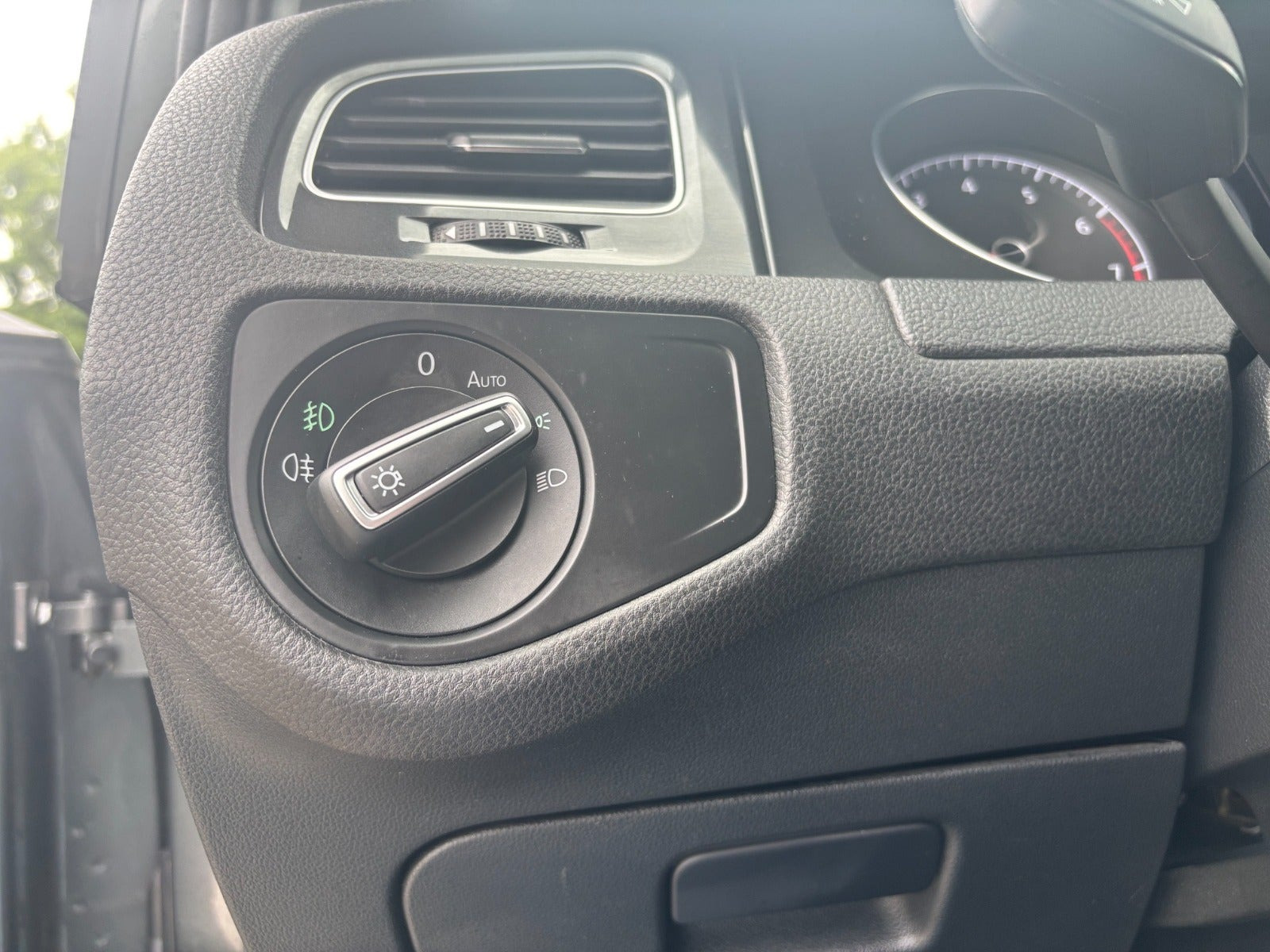 Grå VW Golf VII fra 2019