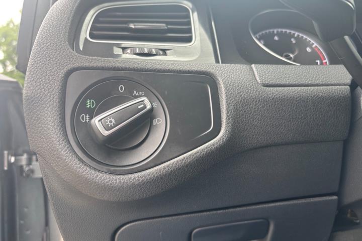 Grå VW Golf VII fra 2019