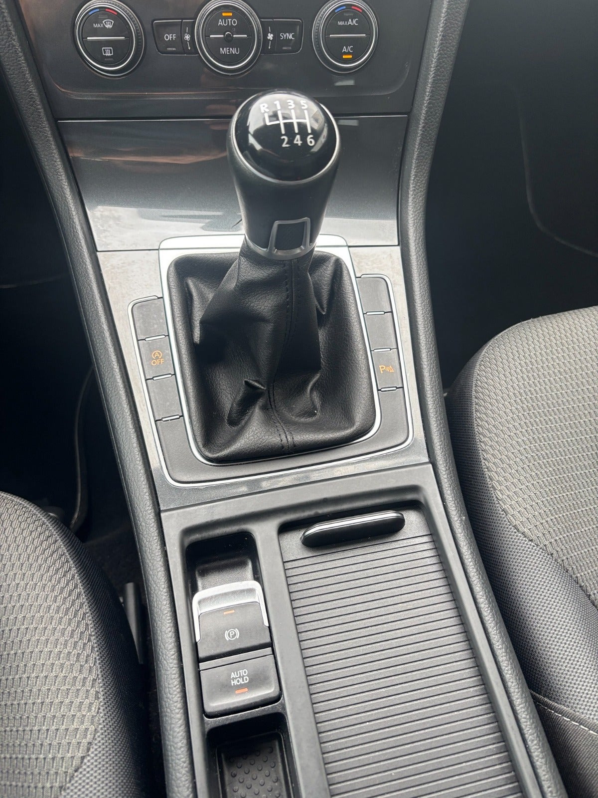 Grå VW Golf VII fra 2019