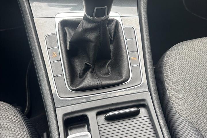 Grå VW Golf VII fra 2019