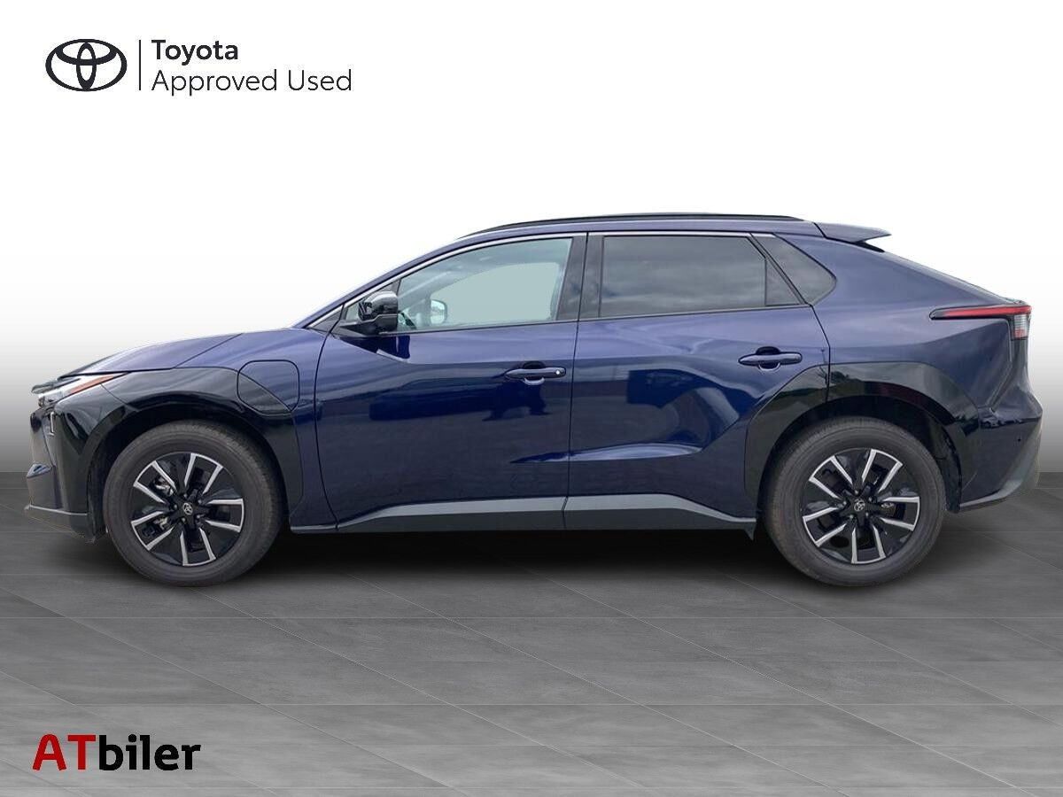 Blå Toyota BZ4X fra 2025