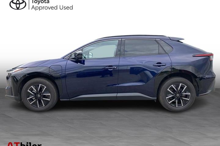 Blå Toyota BZ4X fra 2025