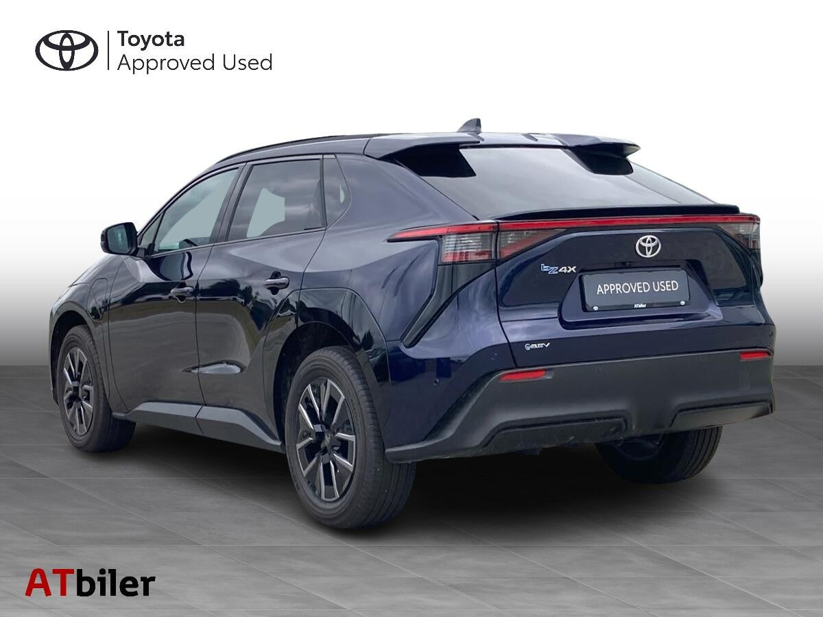 Blå Toyota BZ4X fra 2025