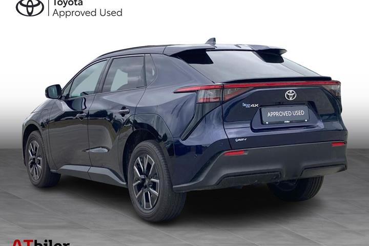 Blå Toyota BZ4X fra 2025