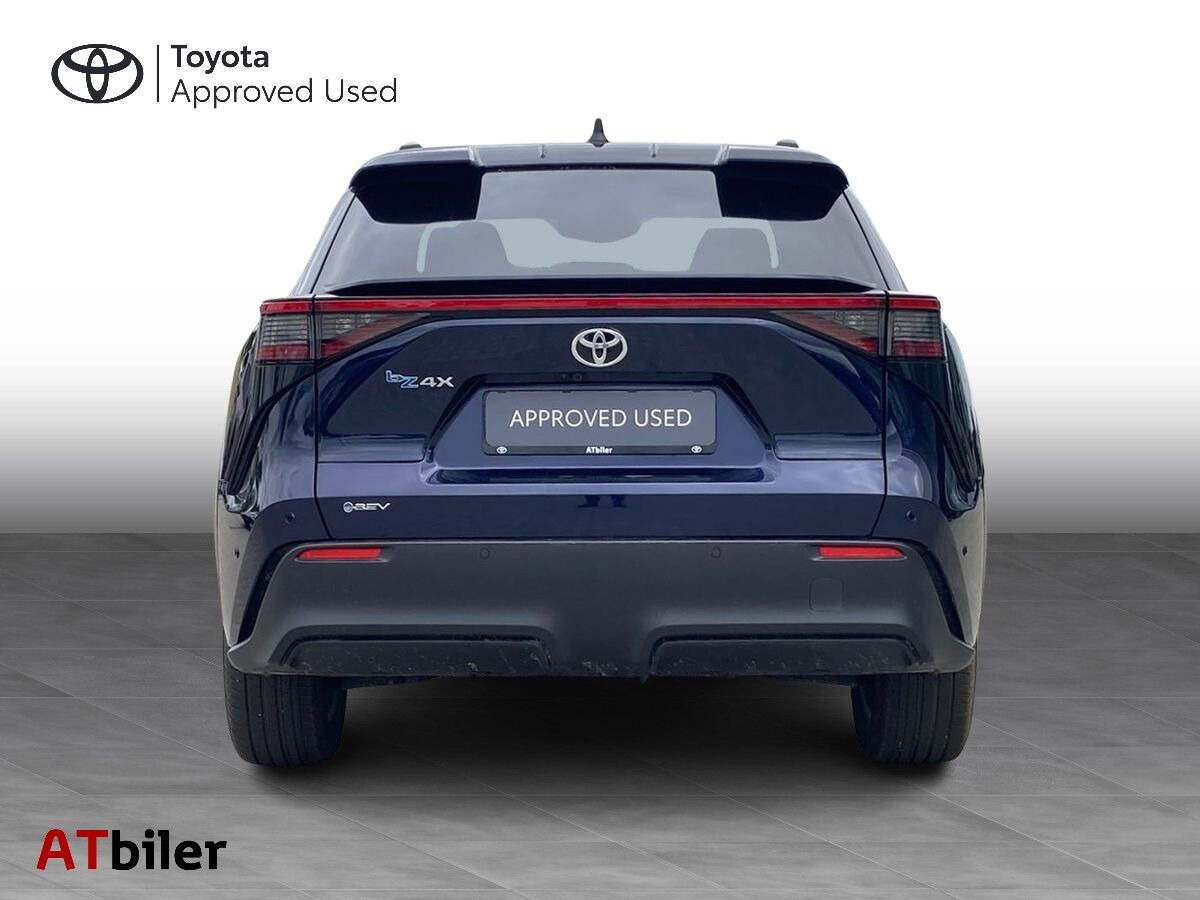 Blå Toyota BZ4X fra 2025