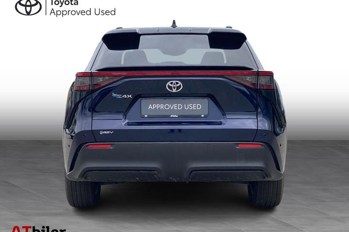 Blå Toyota BZ4X fra 2025