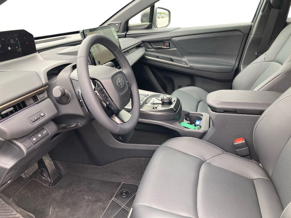 Blå Toyota BZ4X fra 2025