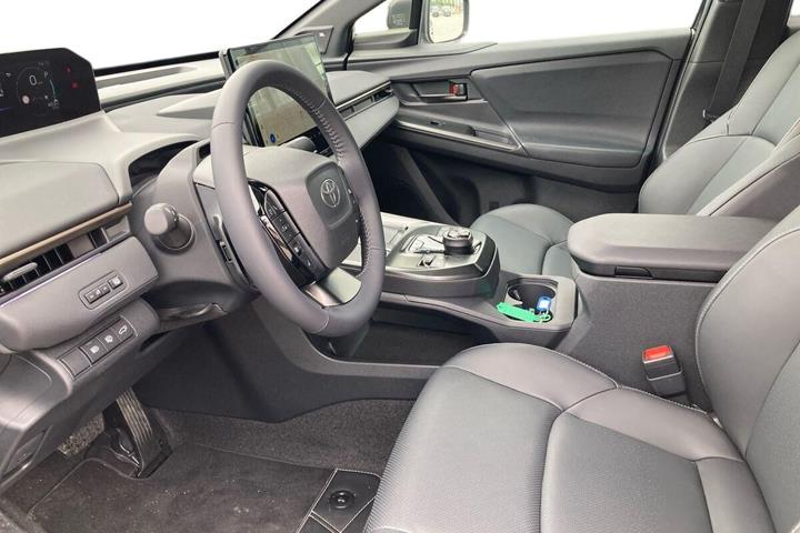 Blå Toyota BZ4X fra 2025