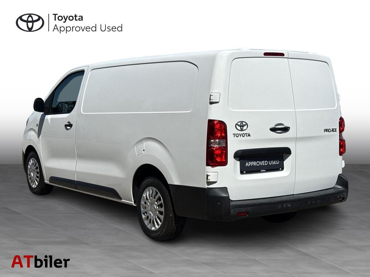 Hvid Toyota ProAce fra 2021