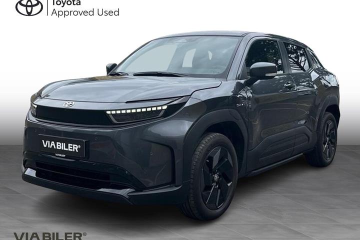Grå Toyota Urban Cruiser fra 2025 set udefra