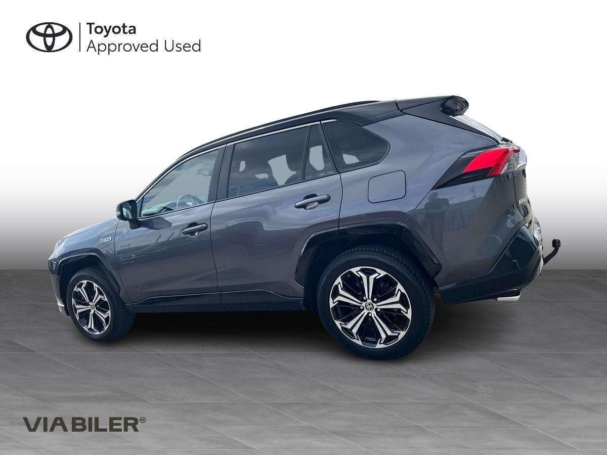 Sort Toyota RAV4 Plug-in fra 2021