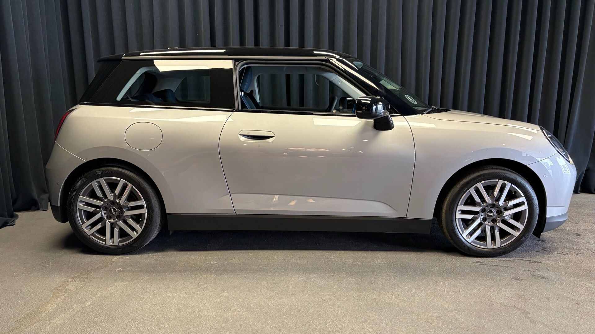 Sølv Mini Cooper fra 2024