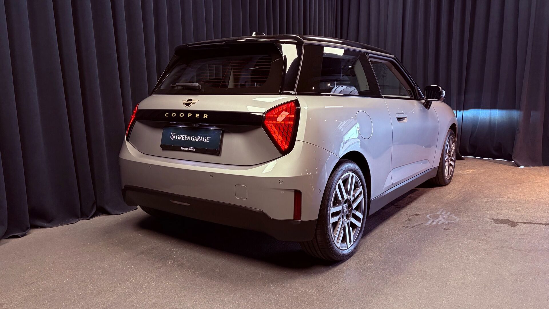 Sølv Mini Cooper fra 2024