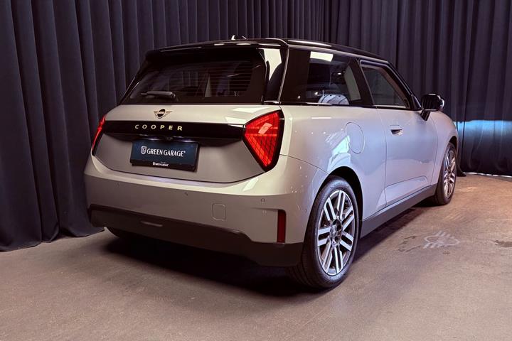 Sølv Mini Cooper fra 2024
