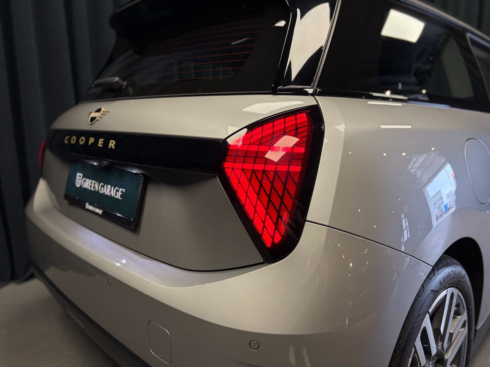 Sølv Mini Cooper fra 2024