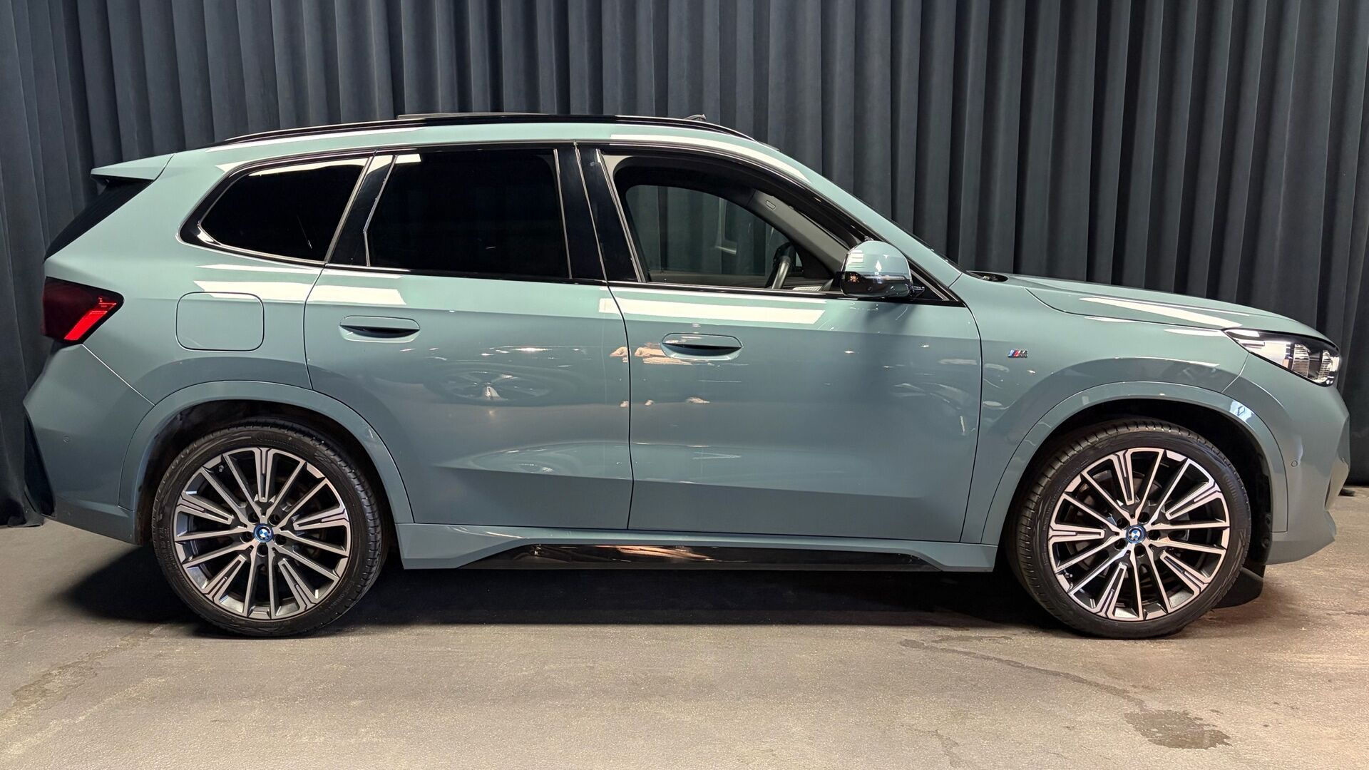 Grøn BMW iX1 fra 2023