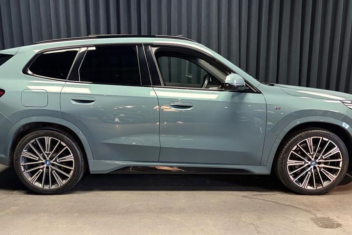 Grøn BMW iX1 fra 2023