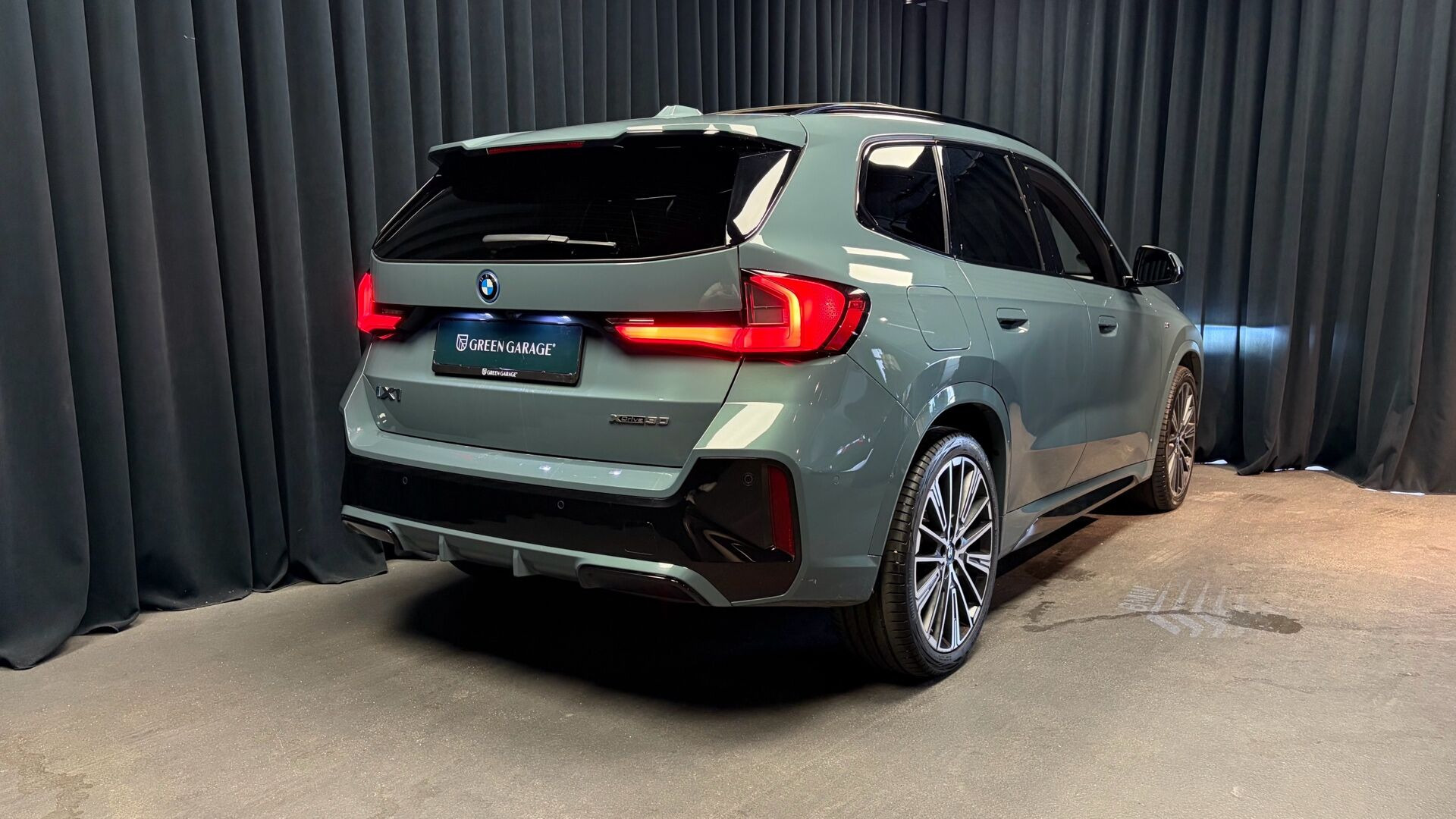 Grøn BMW iX1 fra 2023
