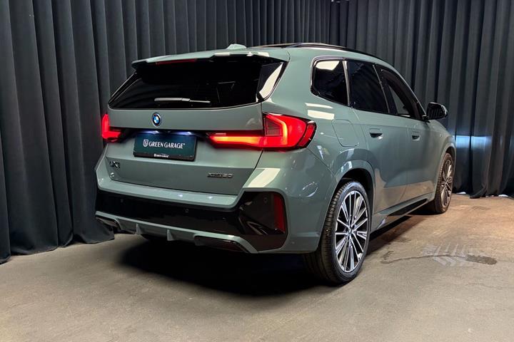 Grøn BMW iX1 fra 2023