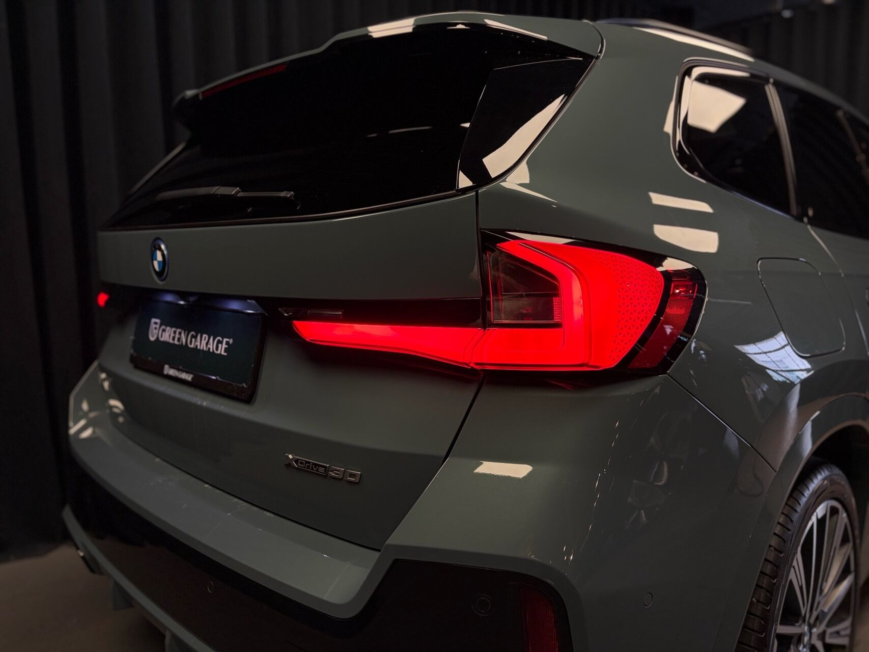 Grøn BMW iX1 fra 2023