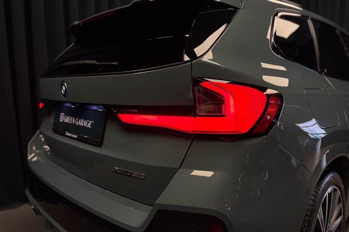 Grøn BMW iX1 fra 2023