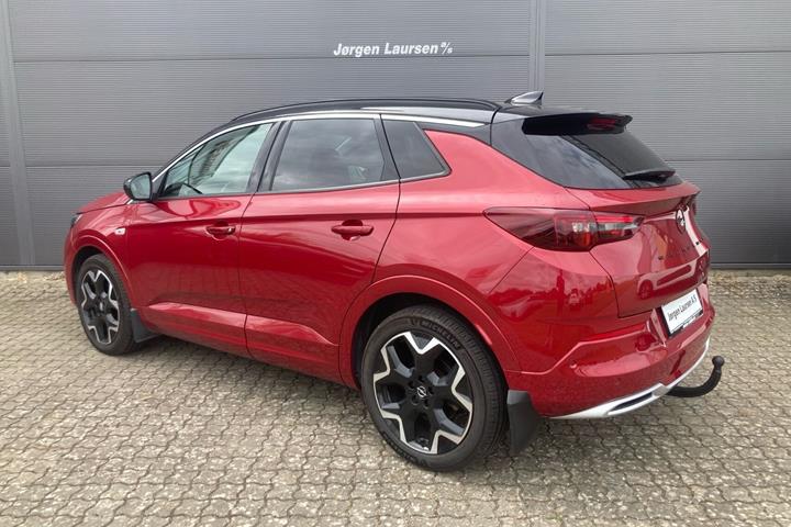 Rød Opel Grandland fra 2022