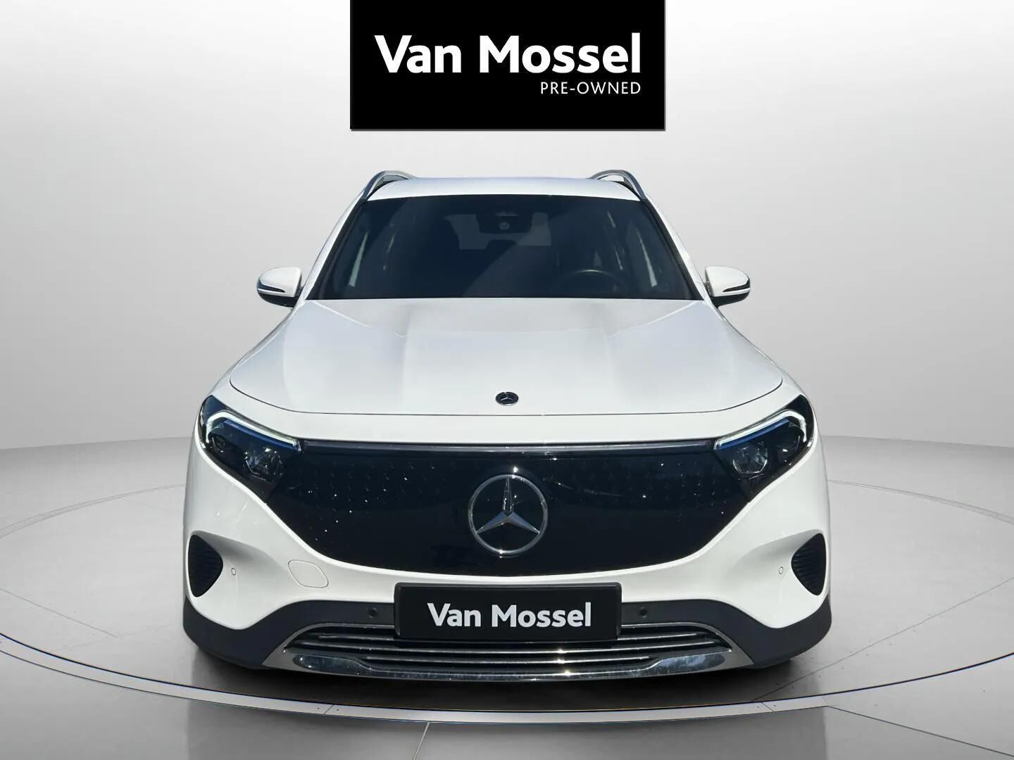 Hvid Mercedes EQB 300 fra 2024