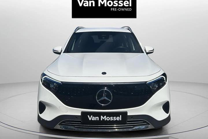 Hvid Mercedes EQB 300 fra 2024