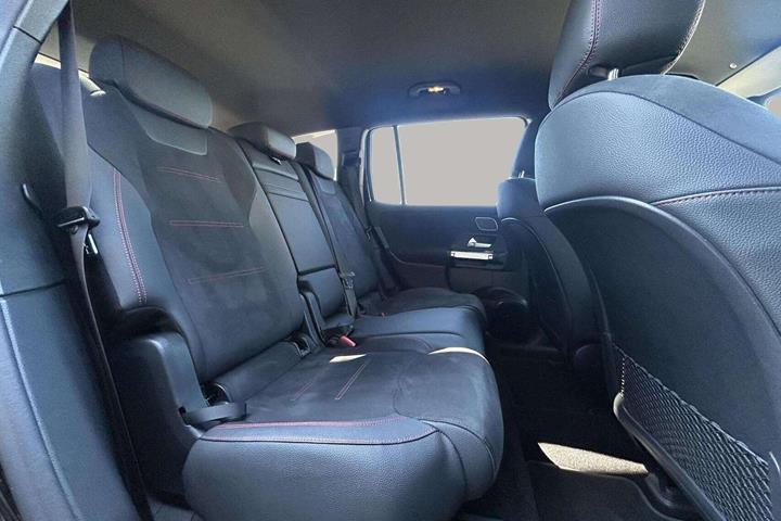 Sort Mercedes EQB 250+ fra 2025