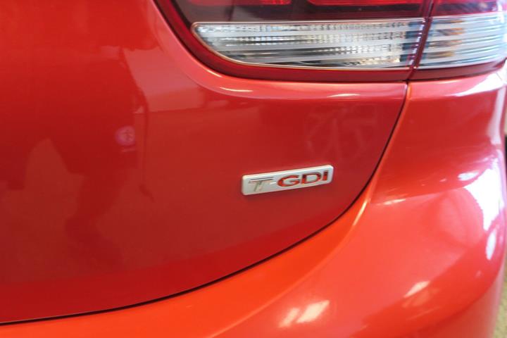 Rød Kia Rio fra 2017