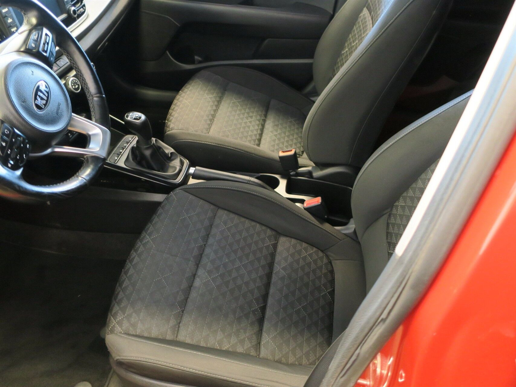 Rød Kia Rio fra 2017