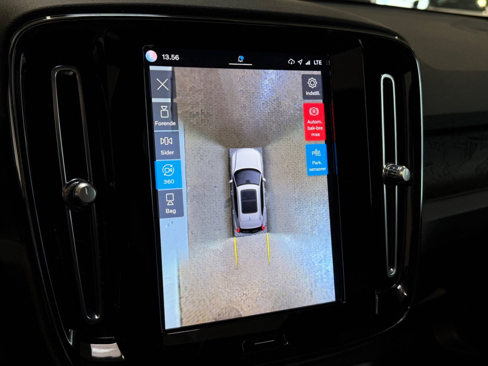 Sort Volvo XC40 fra 2023
