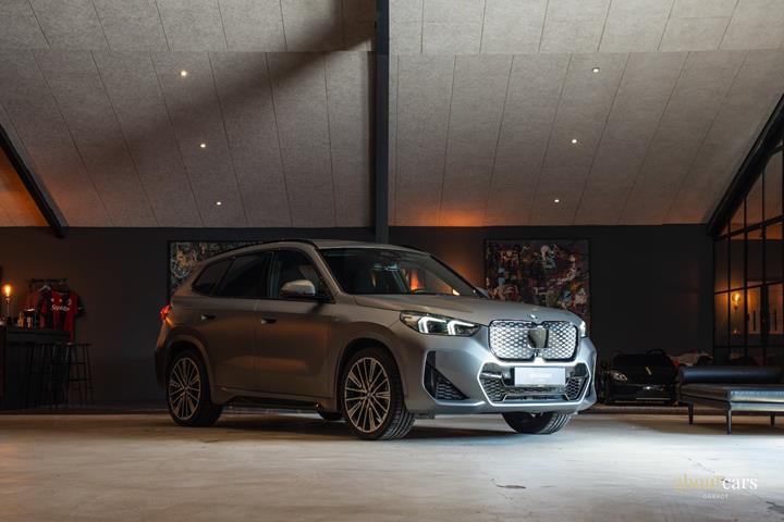 Grå BMW iX1 fra 2024