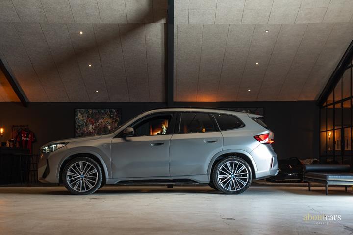 Grå BMW iX1 fra 2024