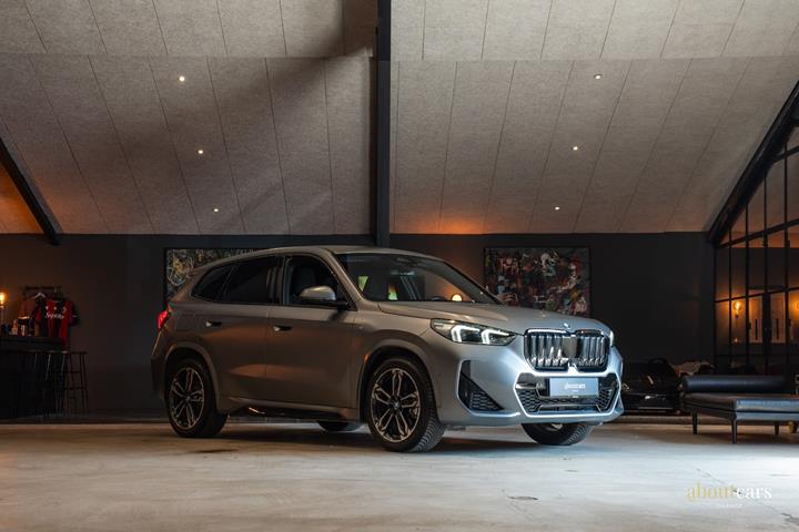 Grå BMW iX1 fra 2023