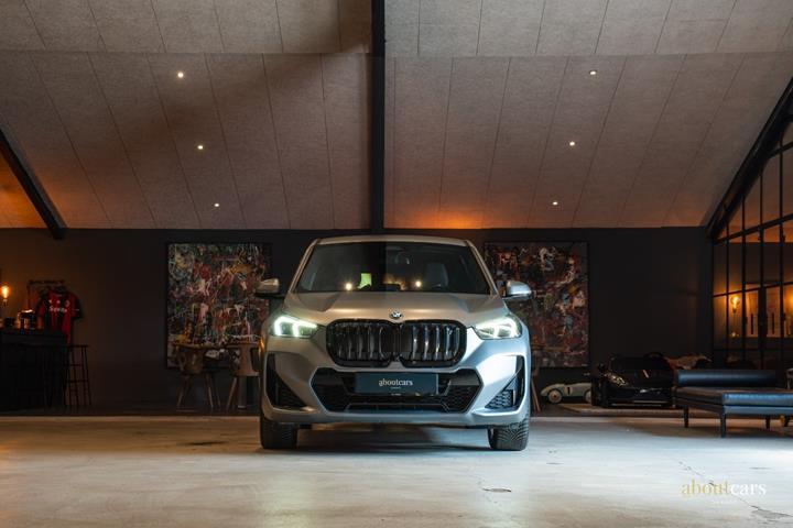 Grå BMW iX1 fra 2023
