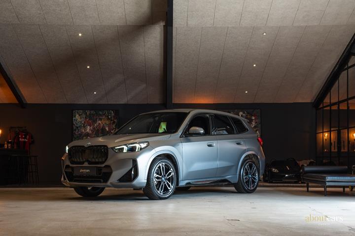 Grå BMW iX1 fra 2023