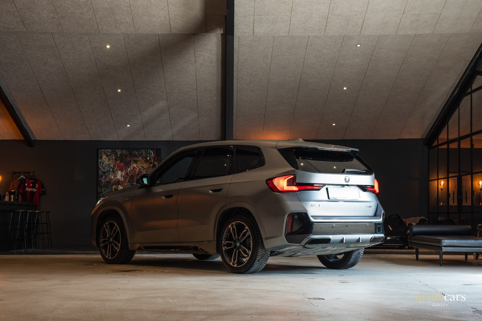 Grå BMW iX1 fra 2023